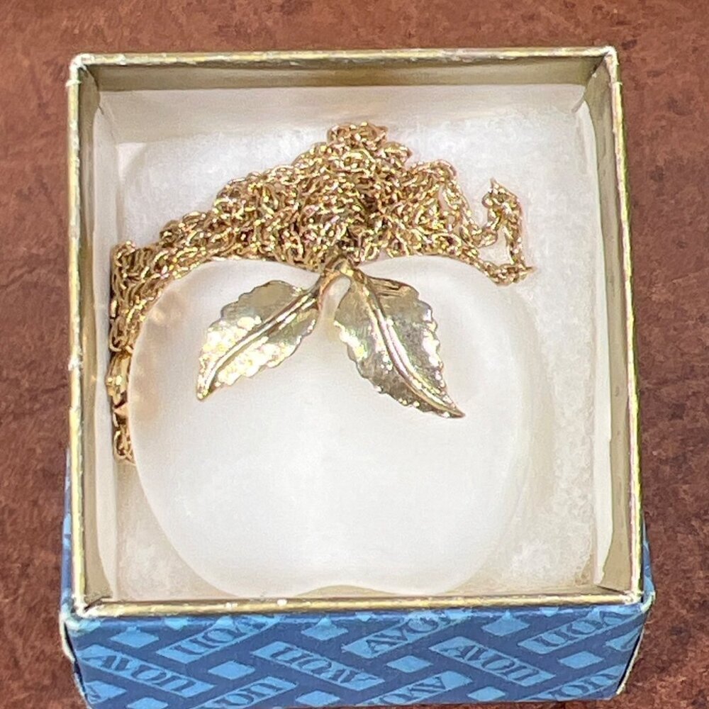 VINTAGE AVON Frosted Glass Apple Pendant Necklace Gold Tone EUC